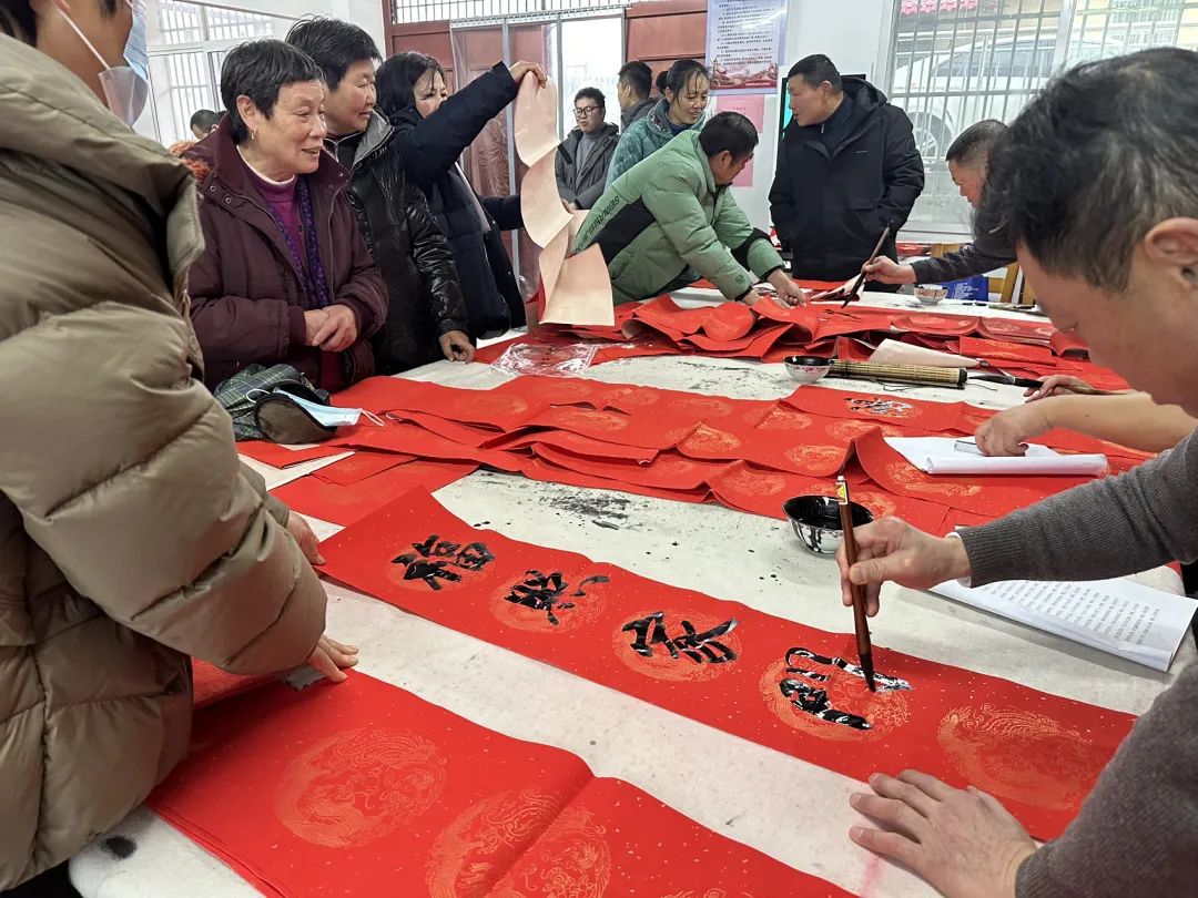 枞阳县文化馆开展“我们的中国梦 文化进万家”——2024年枞阳县文化志愿者为群众义务写春联活动