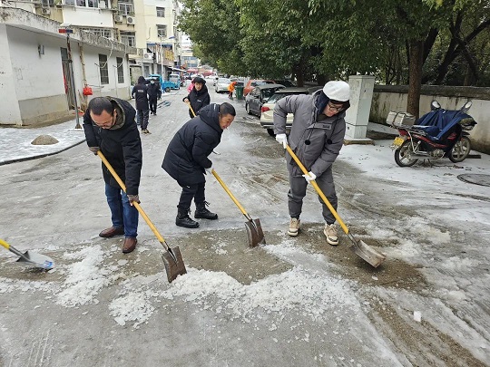 干部职工齐上阵,铲雪除冰保出行