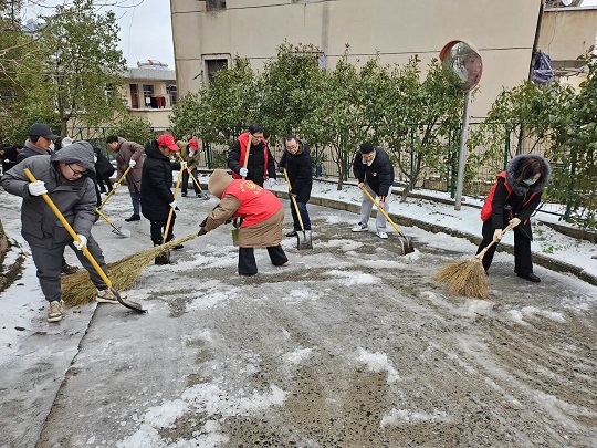 干部职工齐上阵,铲雪除冰保出行