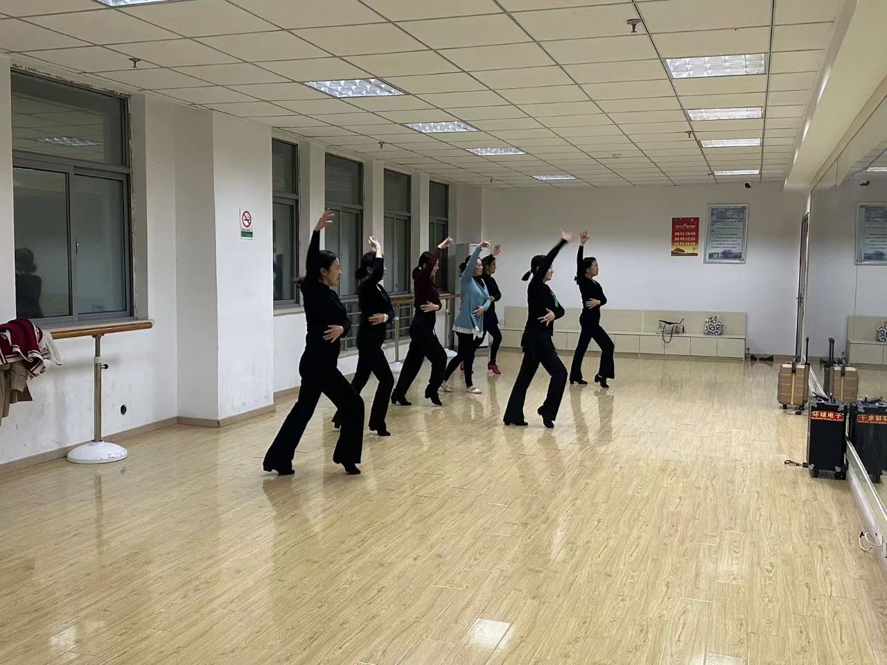 枞阳县文化馆2024年秋季拉丁舞成人公益培训班圆满结课
