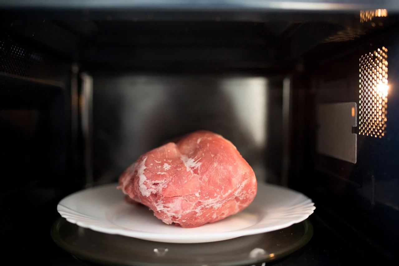 （每日一学）真的别再把肉泡水里解冻了！正确的解冻方法→