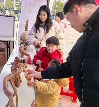 骏马迎新健康庙会开幕 枞阳根雕技艺亮相