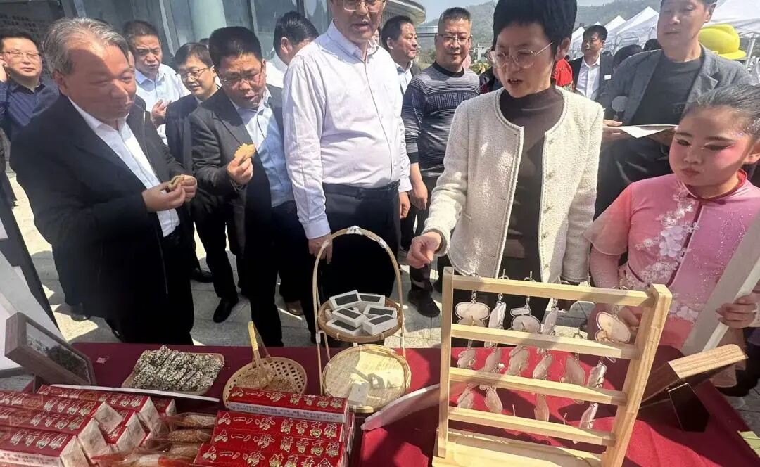 非遗搭台茶旅唱戏 文创展区添彩首届茶旅文化月