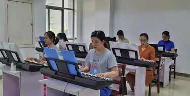 琴键上的“慢”时光：当退休生活遇见文化馆00后龙老师