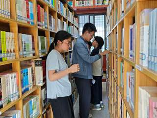 枞阳县图书馆、文化馆 “书海寻踪・智解浮山” 阅读寻书挑战赛走进浮山中学