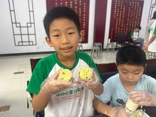 成果展示丨非遗进书香 巧手传匠心——孙畈糕点制作技艺科普课堂走进图书馆暑期托管班