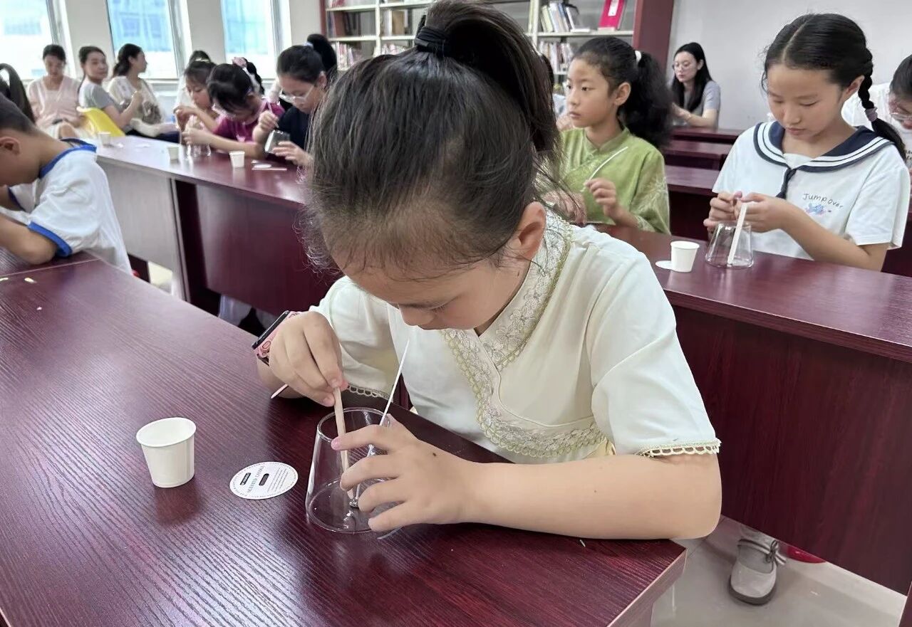 治愈时光·手作美好”沙画香薰蜡烛DIY活动圆满举行