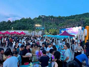 “舞动枞川·烟火职工夜”火热上演——枞阳县职工夜市暨广场舞展演点亮旗山之夜