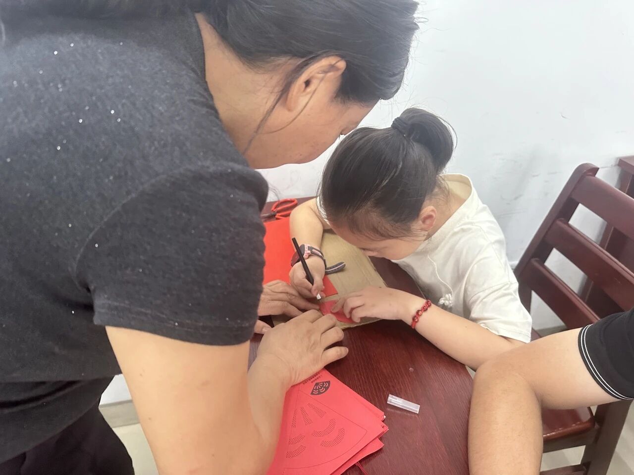 纸间非遗 指上生花——无言之美工坊非遗剪纸科普实践活动