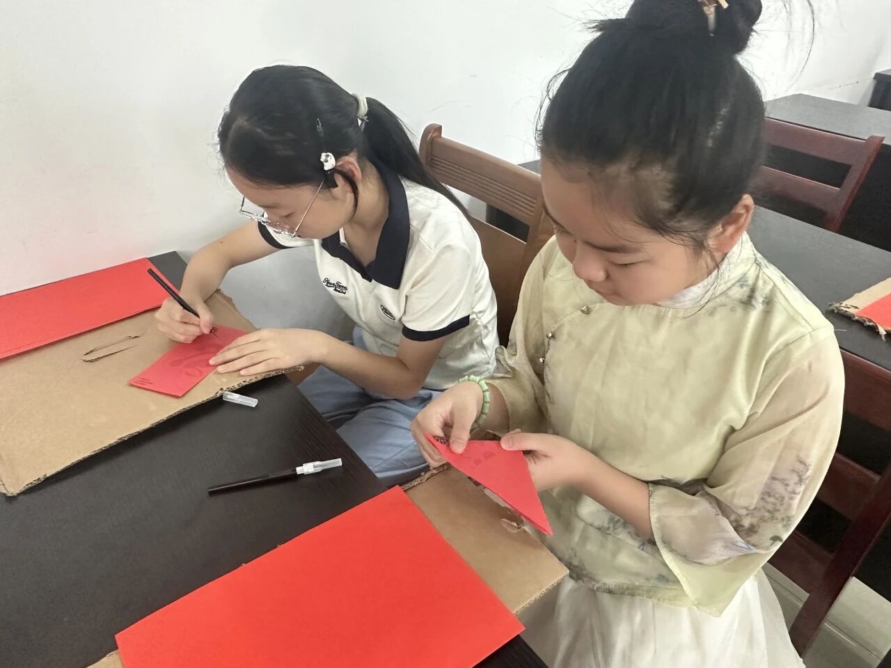 纸间非遗 指上生花——无言之美工坊非遗剪纸科普实践活动