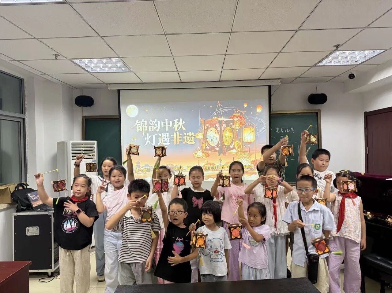 无言之美工坊举办“锦韵中秋 灯遇非遗”宋锦古风花灯DIY体验活动