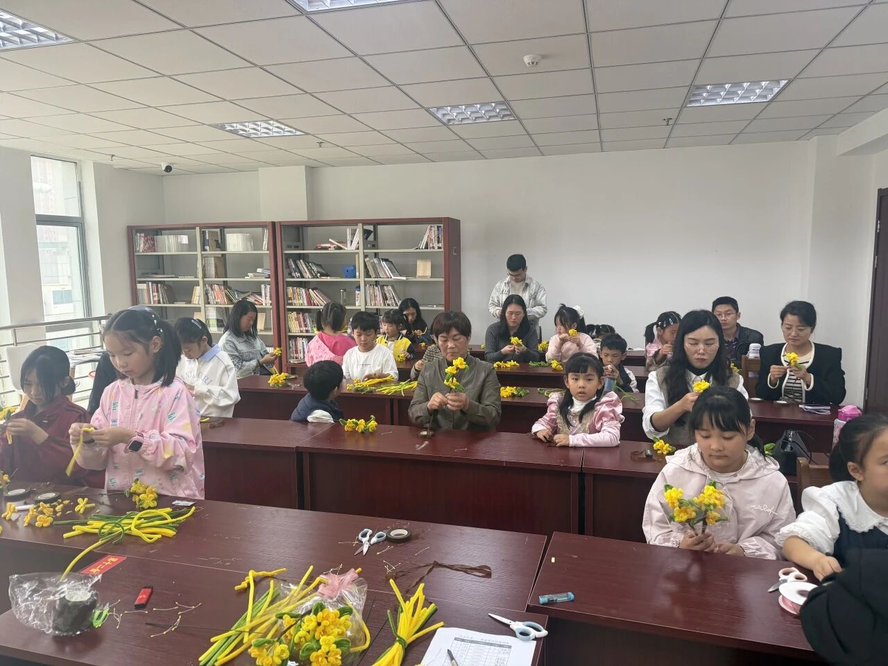 枞阳县文化馆“巧手生花，一束温柔”扭扭棒花束手作活动圆满举办