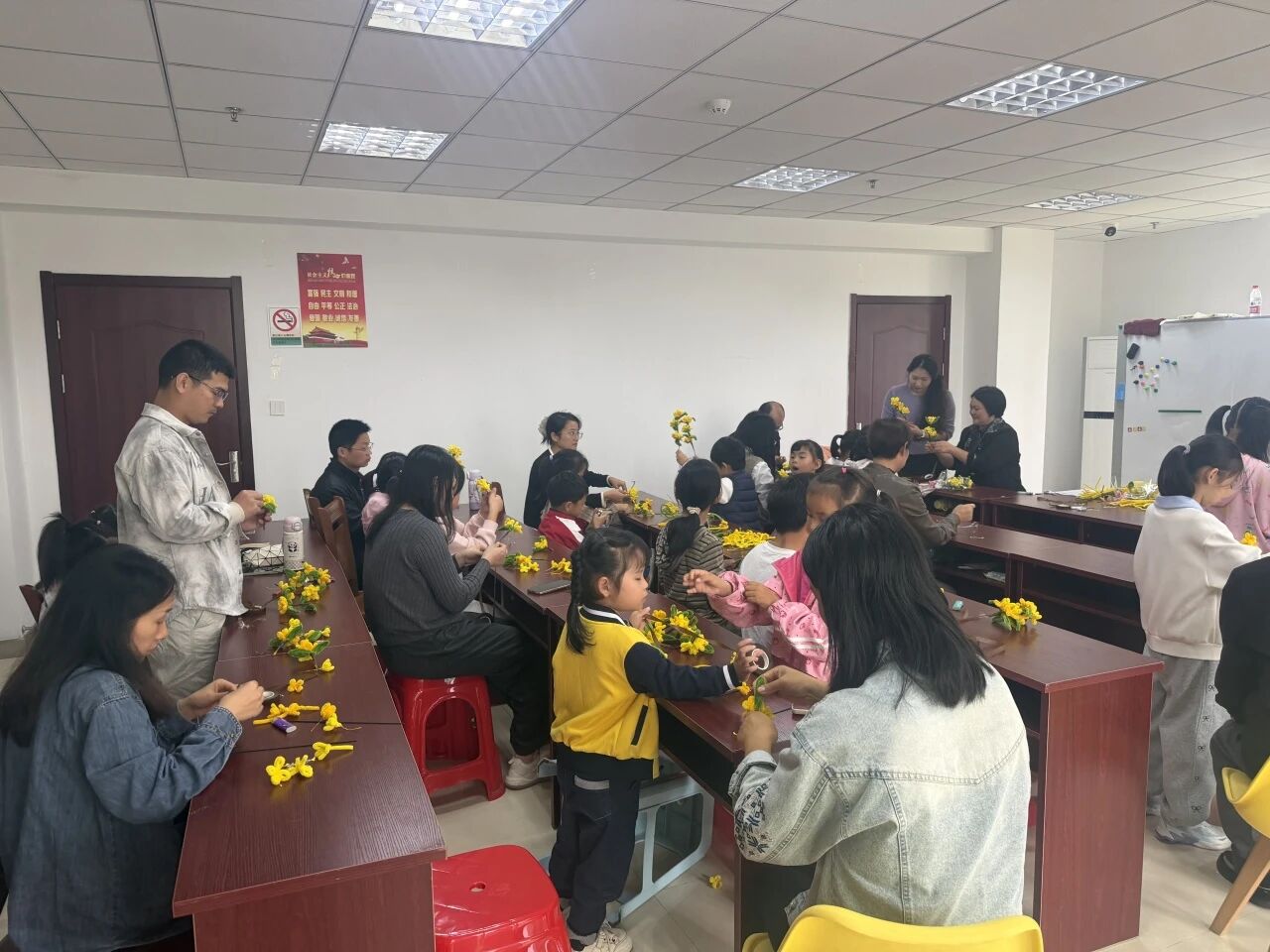 枞阳县文化馆“巧手生花，一束温柔”扭扭棒花束手作活动圆满举办
